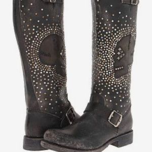 I AM LOOKING FOR THIS BOOT.